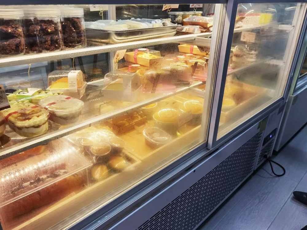 cake display counters having fog